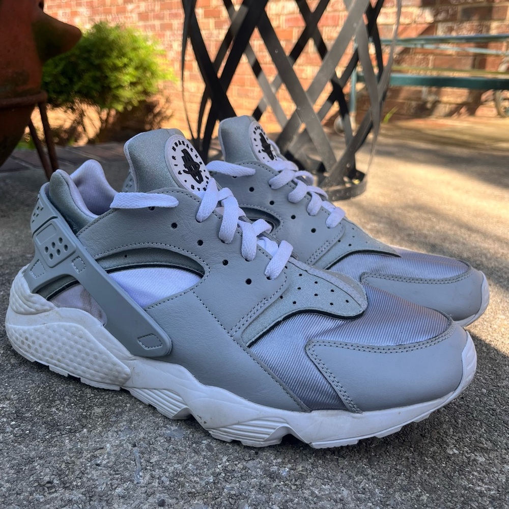 Men’s Nike Size 11.5 Air Huarache Gray White Sneakers *fits like 11!